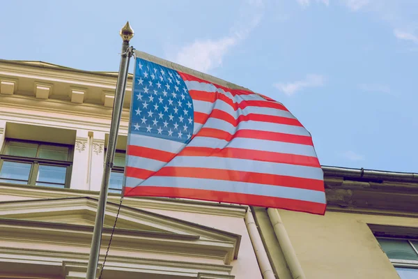 Riga, Letonya. Birleşik Devlet Amerika bayrağı building yakınındaki. Güneşli ve soğuk gün. Kentsel seyahat fotoğraf 2019. 21 Şubat.