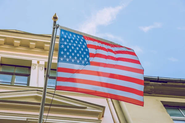 Riga, Letonya. Birleşik Devlet Amerika bayrağı building yakınındaki. Güneşli ve soğuk gün. Kentsel seyahat fotoğraf 2019. 21 Şubat.