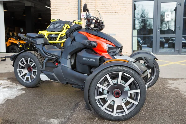 Röd Brp spyder cykel på gatan. Glänsande whells och ren cykel. Urba — Stockfoto