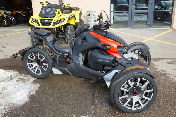 Red BRP spyder bike en la calle. Lloriqueos brillantes y bicicleta limpia. Urba — Foto de Stock