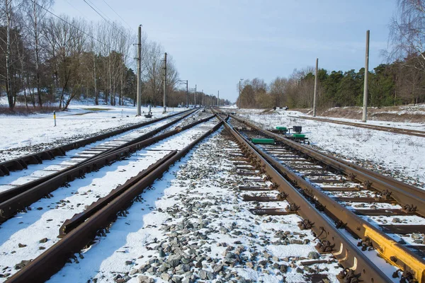 Ferrocarril y naturaleza. Nieve y wunter frío. Día soleado. Fot de viaje — Foto de Stock