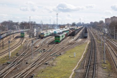 Demiryolu ile yük vagonları ile lokomotif. Adl demir yolları ve tr