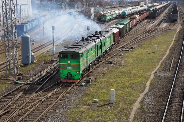 Ferrocarril con locomotora de carga con vagones. Muchas formas de hierro y tr — Foto de Stock