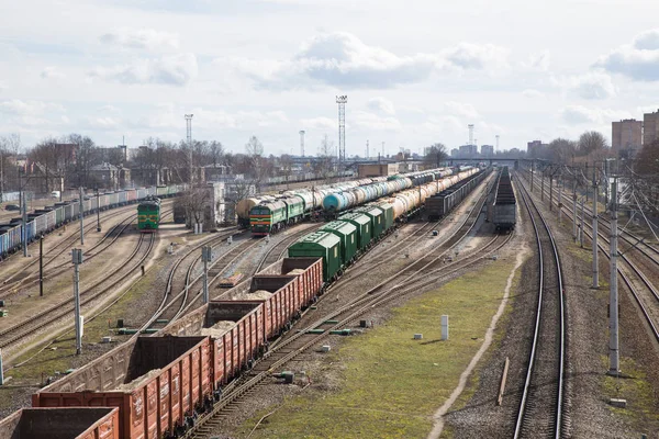 Ferrocarril con locomotora de carga con vagones. Muchas formas de hierro y tr — Foto de Stock
