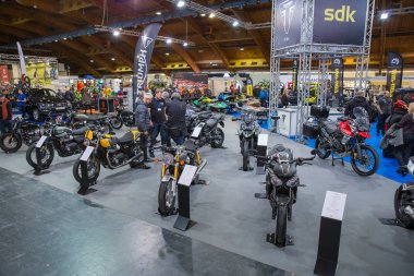 Araba ve motosiklet fuarına katıldık. Motosiklet zafer, halklar ve reklam