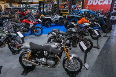 Araba ve motosiklet fuarına katıldık. Motosiklet zafer, halklar ve reklam