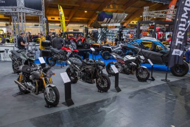 Araba ve motosiklet fuarına katıldık. Motosiklet zafer, halklar ve reklam