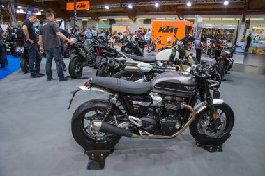 Araba ve motosiklet fuarına katıldık. Motosiklet zafer, halklar ve reklam