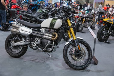 Araba ve motosiklet fuarına katıldık. Motosiklet zafer, halklar ve reklam