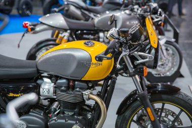 Araba ve motosiklet fuarına katıldık. Motosiklet zafer, halklar ve reklam