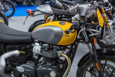 Araba ve motosiklet fuarına katıldık. Motosiklet zafer, halklar ve reklam