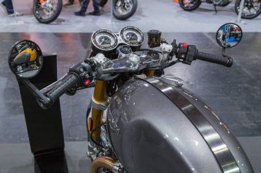 Araba ve motosiklet fuarına katıldık. Motosiklet zafer, halklar ve reklam