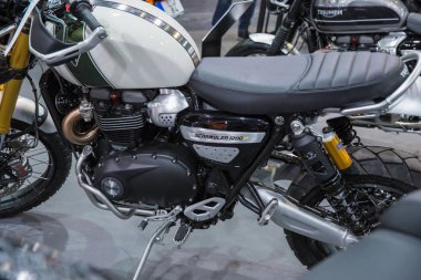 Araba ve motosiklet fuarına katıldık. Motosiklet zafer, halklar ve reklam