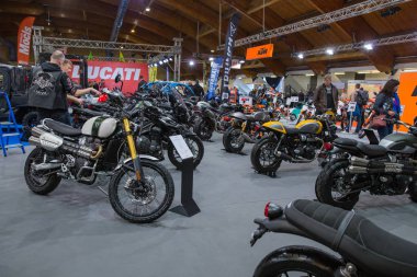 Araba ve motosiklet fuarına katıldık. Motosiklet zafer, halklar ve reklam