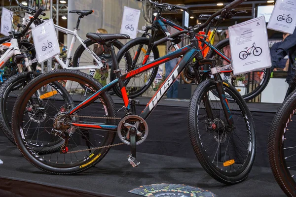 Fahrrad- und Outdoor-Technik-Ausstellung, Völker und Werbung. — Stockfoto