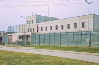 Ceza Hapishanesi, ızgaralar ve demir çitler ile beyaz bina. Tr