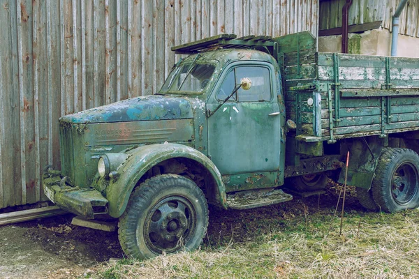 Velho carro retro vintage, GAZ-51. Feito na URSS. Foto de viagem 2019 . — Fotografia de Stock