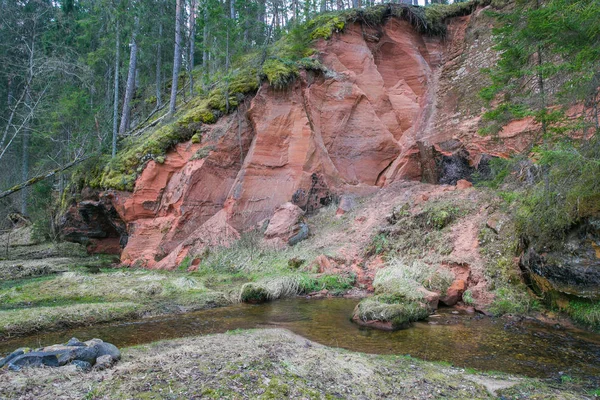 Червоні скелі і маленька річка, весна. Фото подорожей 2019 . — стокове фото