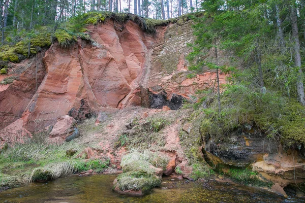 Червоні скелі і маленька річка, весна. Фото подорожей 2019 . — стокове фото