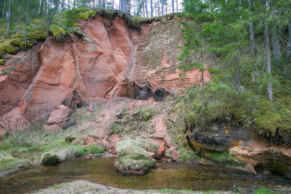 Червоні скелі і маленька річка, весна. Фото подорожей 2019 . — стокове фото