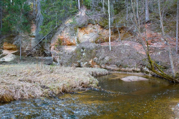 Червоні скелі і річка Кумада. Дерева і води. Подорож фото 2019. — стокове фото