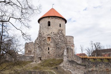 İlkbaharda eski kale ve kayalar. Doğa ve tarihi bina. Tr