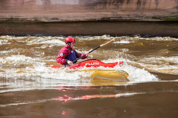 Rafting, man with boat, river Gauja. Waves and sunny day. Travel — Stock Photo, Image