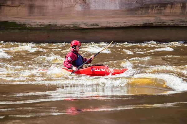 Rafting, hombre con bote, río Gauja. Olas y día soleado. Viajes —  Fotos de Stock