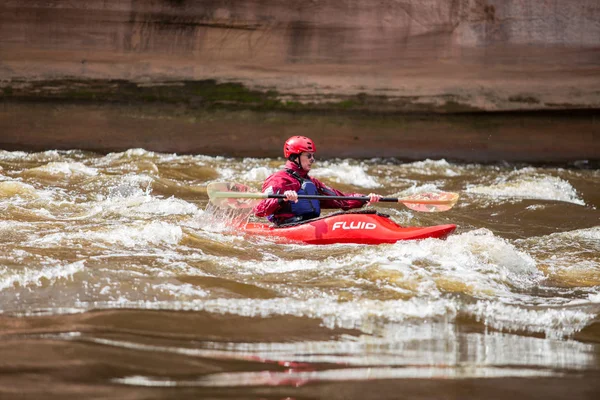 Rafting, hombre con bote, río Gauja. Olas y día soleado. Viajes —  Fotos de Stock