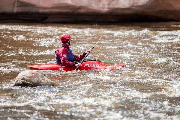 Rafting, hombre con bote, río Gauja. Olas y día soleado. Viajes —  Fotos de Stock