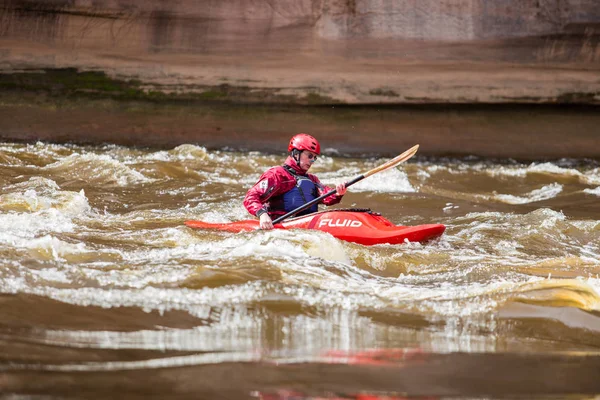 Rafting, hombre con bote, río Gauja. Olas y día soleado. Viajes —  Fotos de Stock