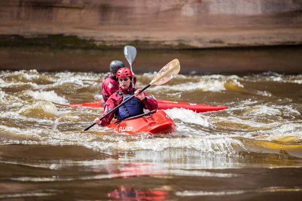 Rafting, man with boat, river Gauja. Waves and sunny day. Travel — Stock Photo, Image