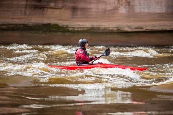 Rafting, man with boat, river Gauja. Waves and sunny day. Travel — Stock Photo, Image