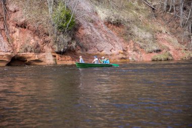 Rafting, tekneli adam, Gauja Nehri. Dalgalar ve güneşli bir gün. Seyahat