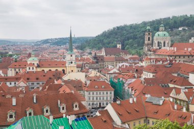 Şehir Prag, Çek Cumhuriyeti. Tepeden şehir, evler, roffs bir