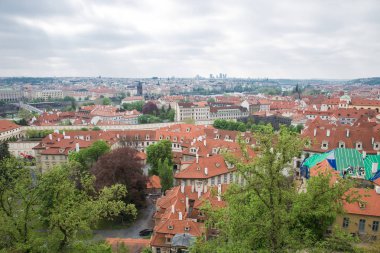 Şehir Prag, Çek Cumhuriyeti. Tepeden şehir, evler, roffs bir
