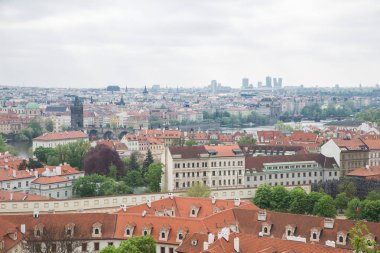 Şehir Prag, Çek Cumhuriyeti. Tepeden şehir, evler, roffs bir