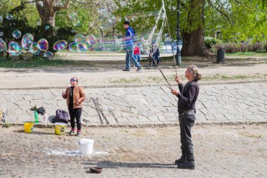 Şehir Prag, Çek Cumhuriyeti. Sokakta baloncuklar üfleyen bir adam.