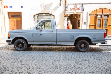 Şehir Prag, Çek Cumhuriyeti. Stre üzerinde gri eski bir araba var