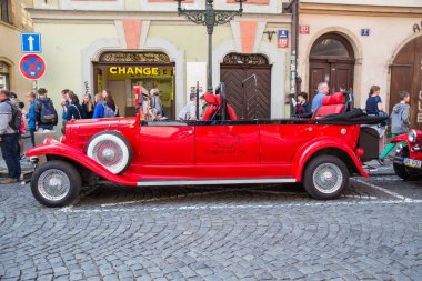 Şehir Prag, Çek Cumhuriyeti. Sokakta bir retro araba var.,