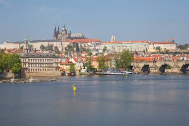Şehir Prag, Çek Cumhuriyeti. Nehir ve köprüler e görünüm 