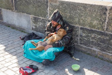 Şehir Prag, Çek Cumhuriyeti. Sokakta köpek t ile dilenci