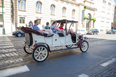 Şehir Prag, Çek Cumhuriyeti. Turistler bir retro ca tarafından ziyaret edilir