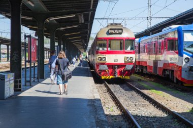 Şehir Prag, Çek Cumhuriyeti. Şehrin eski tren istasyonu, peopl