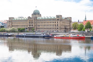 Eski binalar ve sokak manzarası. Parıltılı Vltava Nehri. Seyahat 