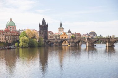 Eski Charles köprüsü ve binalar. Parıltılı Vltava Nehri. Trave