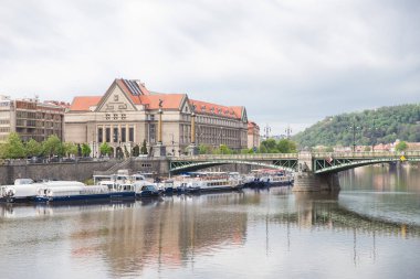 Eski binalar ve sokak manzarası. Parıltılı Vltava Nehri. Seyahat 