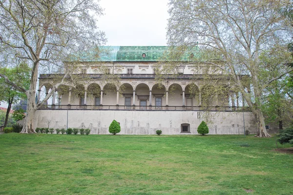 Stad Praag, Tsjechische Republiek. Oud gebouw in Park teritory. Oude — Stockfoto