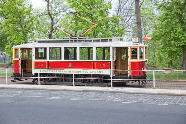 布拉格市， 捷克共和国。老布拉格电车，街道和汽车路。4月24日。2019 旅游照片. — 图库照片