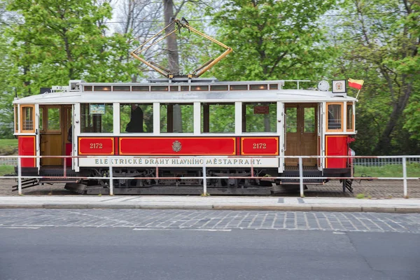 Praha, Česká republika. Stará Pražská tramvaj, pouliční a automobilová Roa — Stock fotografie